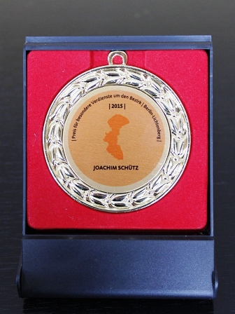 Preis für besondere Verdienste um den Bezirk an Joachim Schütz - die Medaille